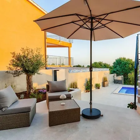 Villa In With Swimming Pool