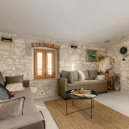 In With Swimming Pool Villa Mugeba